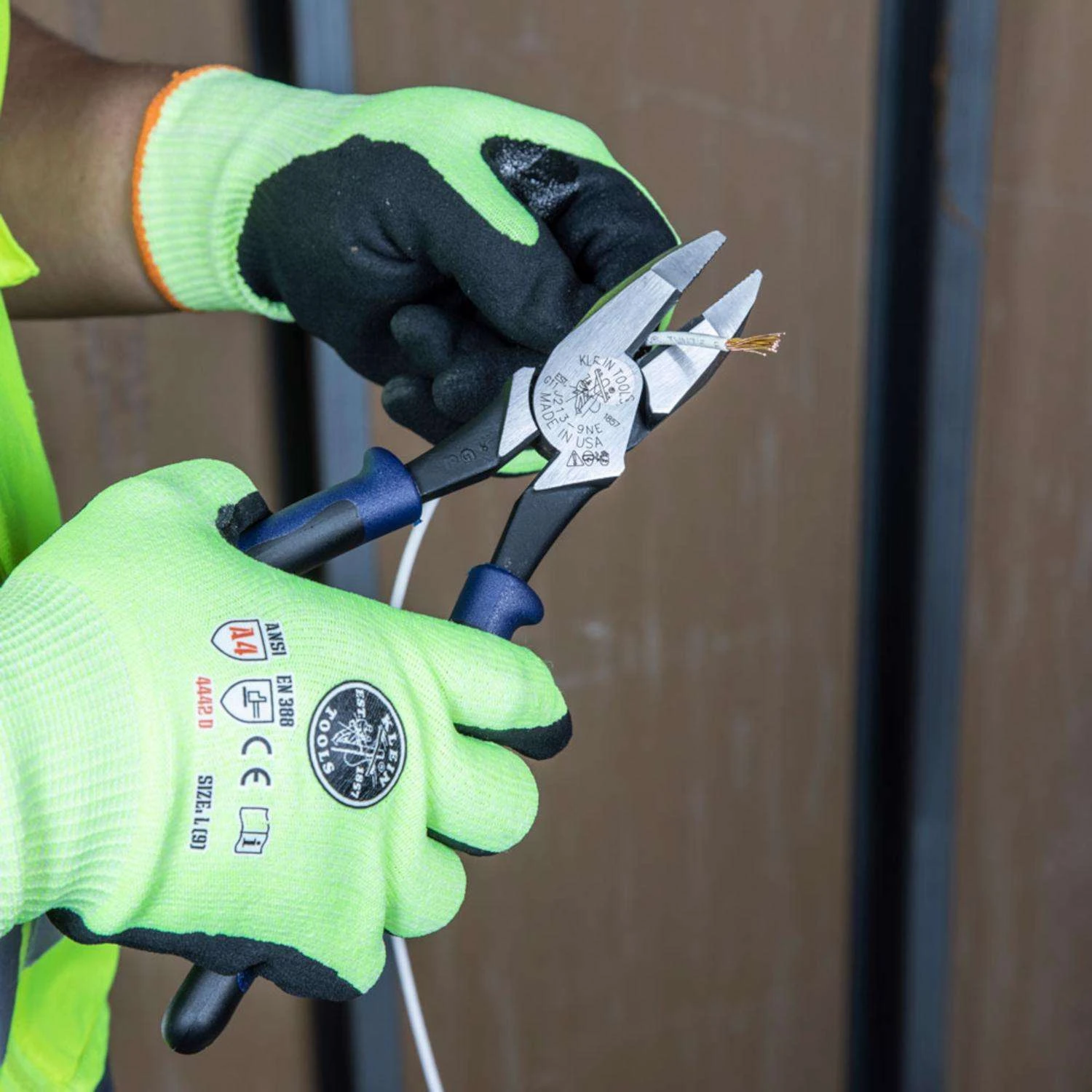 Klein Tools Journeyman 9.55 In. Induction Hardened Steel Side Cutting Pliers 4 Klein Tools Journeyman 9.55 In. Induction Hardened Steel Side Cutting Pliers - Image 2